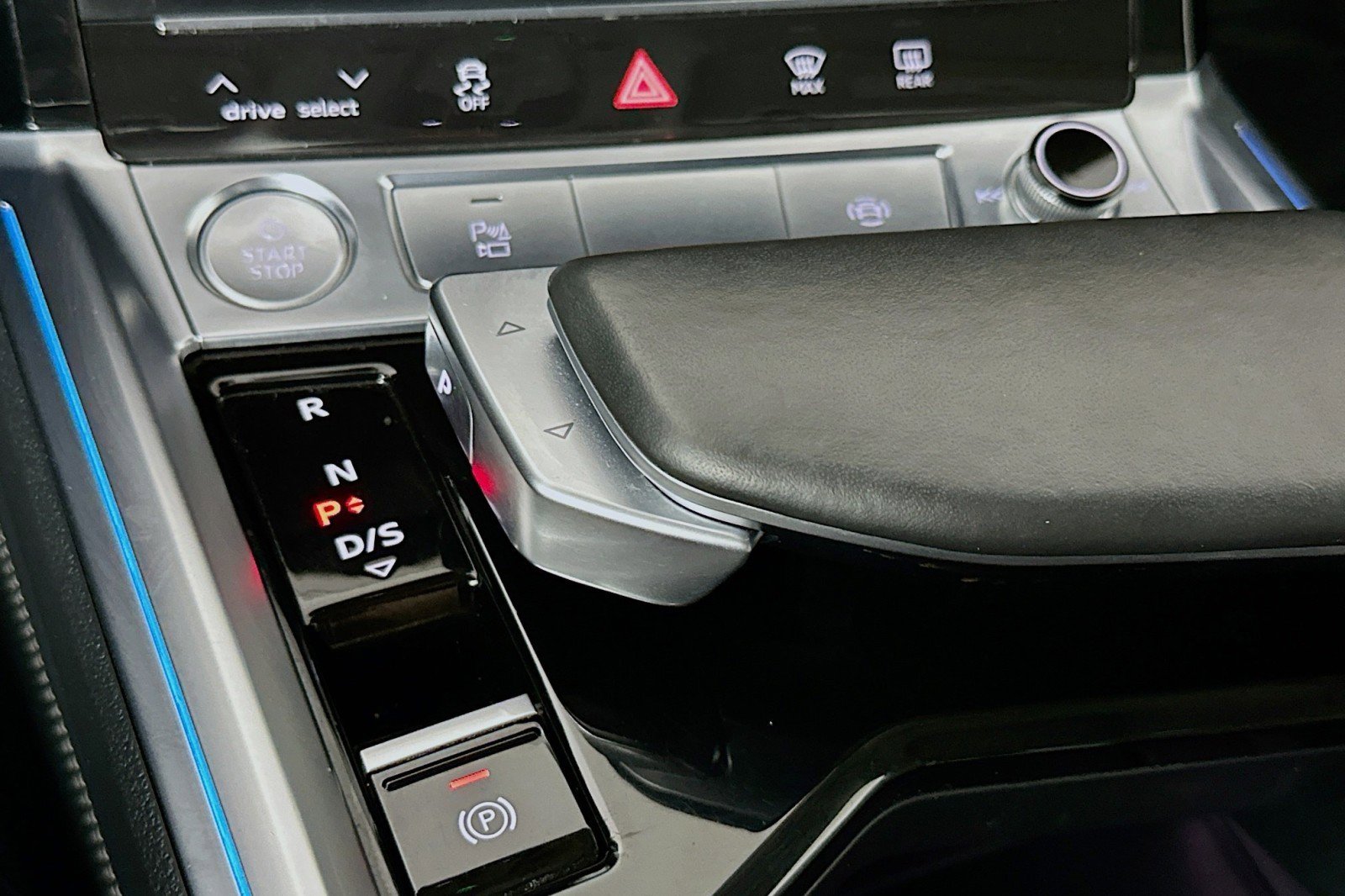 Used 2019 Audi e-tron Prestige w/ Prestige Package image 7