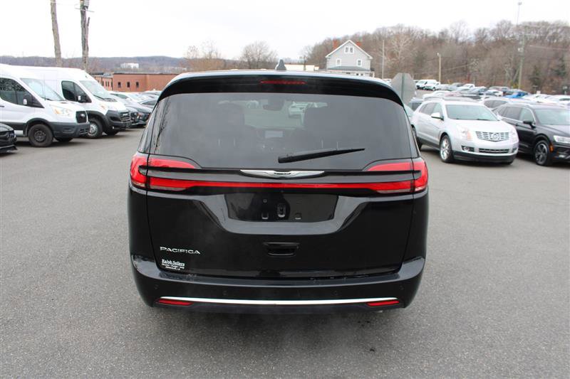 Used 2024 Chrysler Pacifica Touring image 7