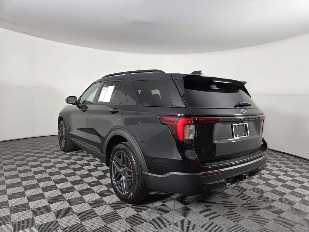 Used 2025 Ford Explorer ST-Line w/ ST-Line Street Pack AWD/4WD image 7