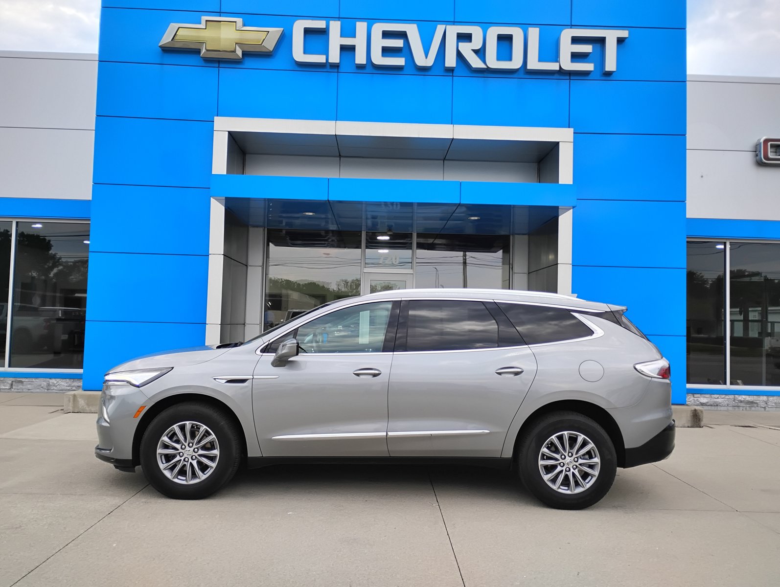 Used 2023 Buick Enclave Essence AWD/4WD image 12