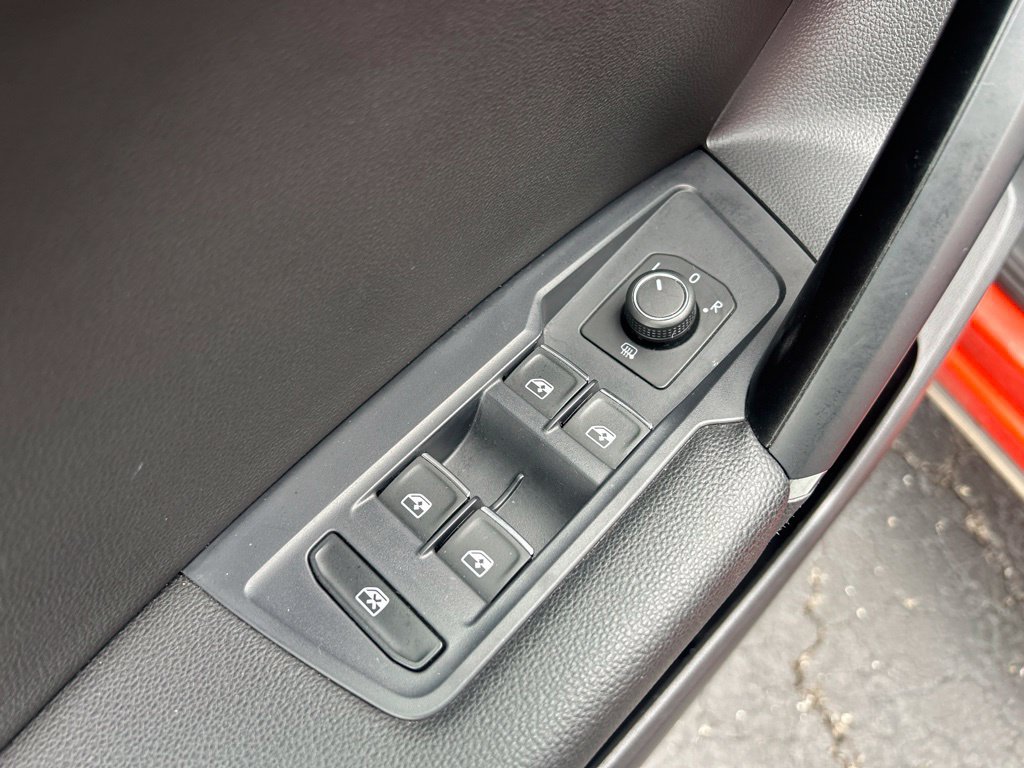 Used 2018 Volkswagen Tiguan SE AWD/4WD image 15