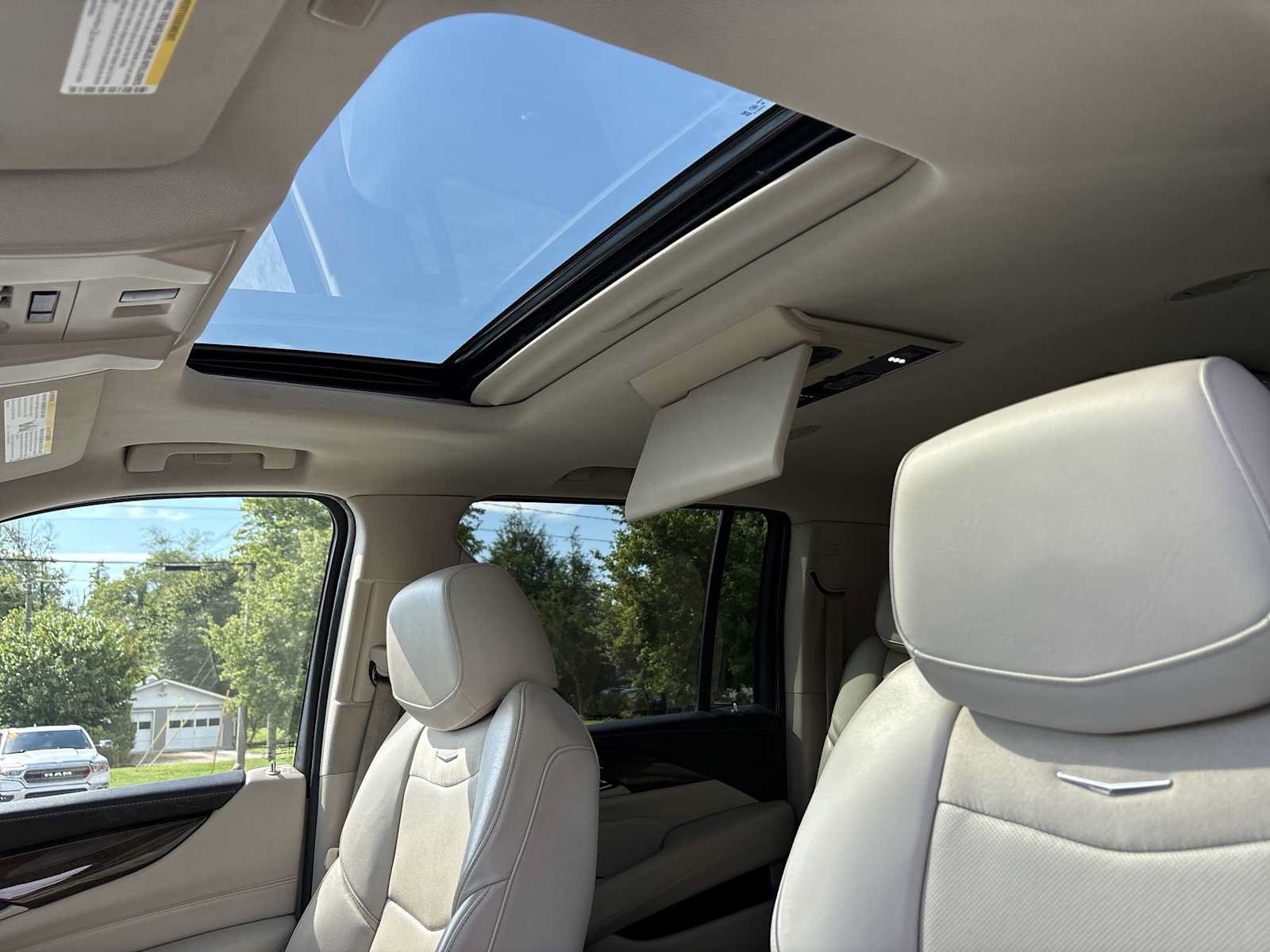 Used 2019 Cadillac Escalade ESV Luxury AWD/4WD image 19