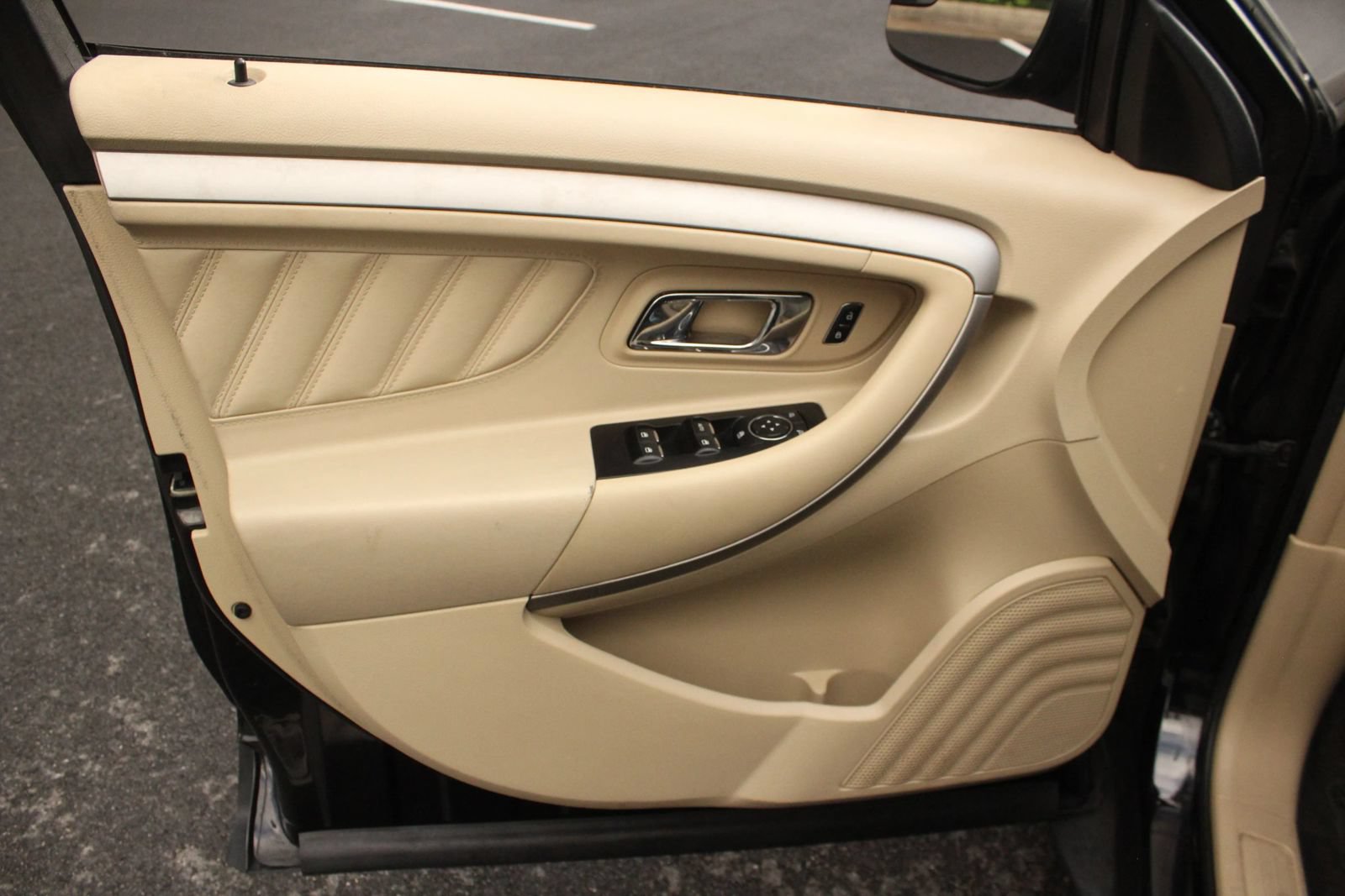 Used 2016 Ford Taurus SE FWD image 15