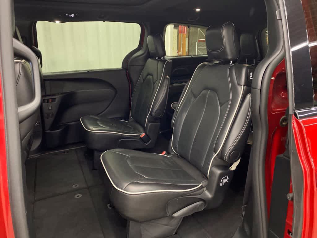 Used 2025 Chrysler Pacifica Limited FWD image 15