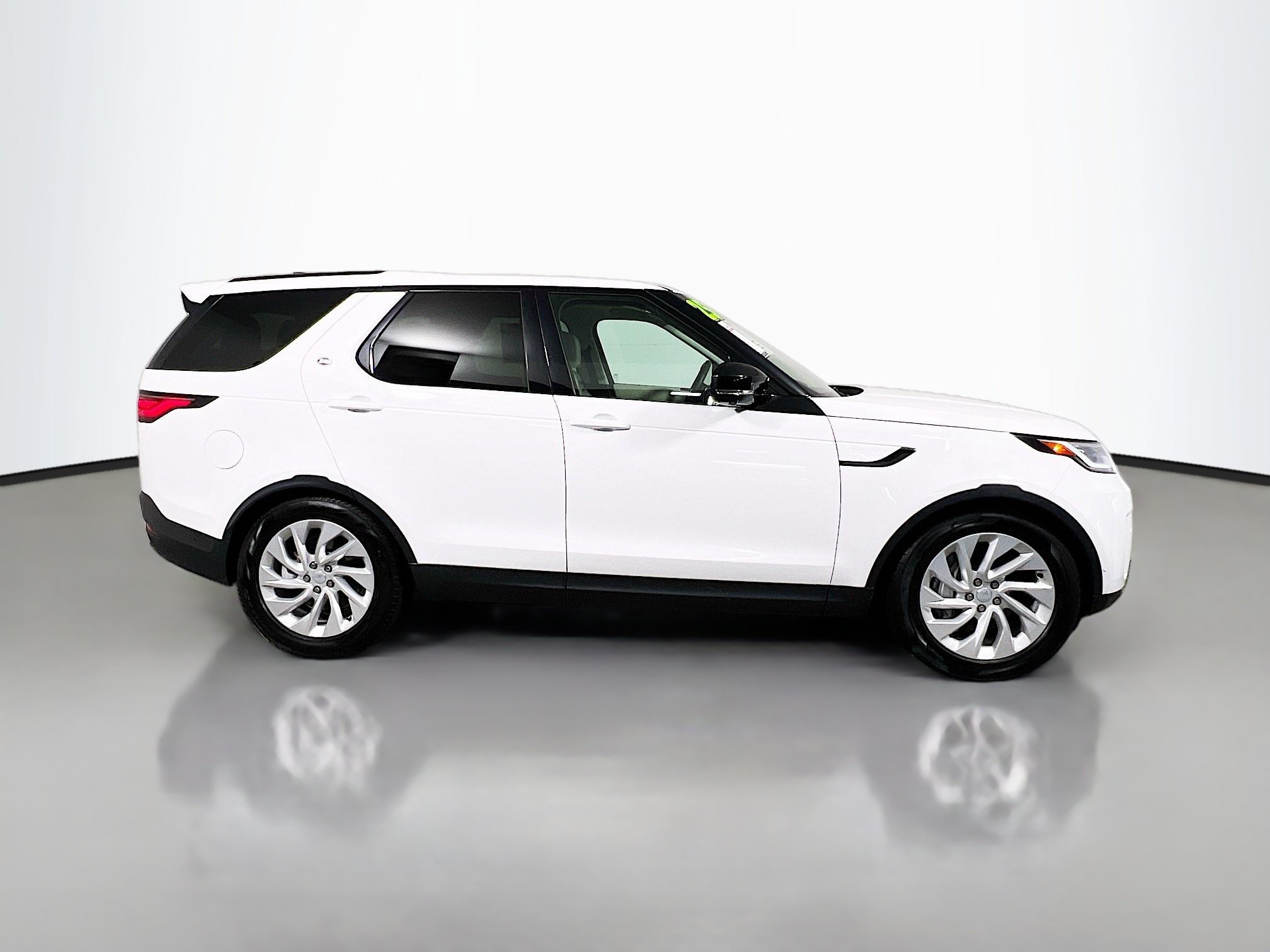 Used 2025 Land Rover Discovery S AWD/4WD image 3