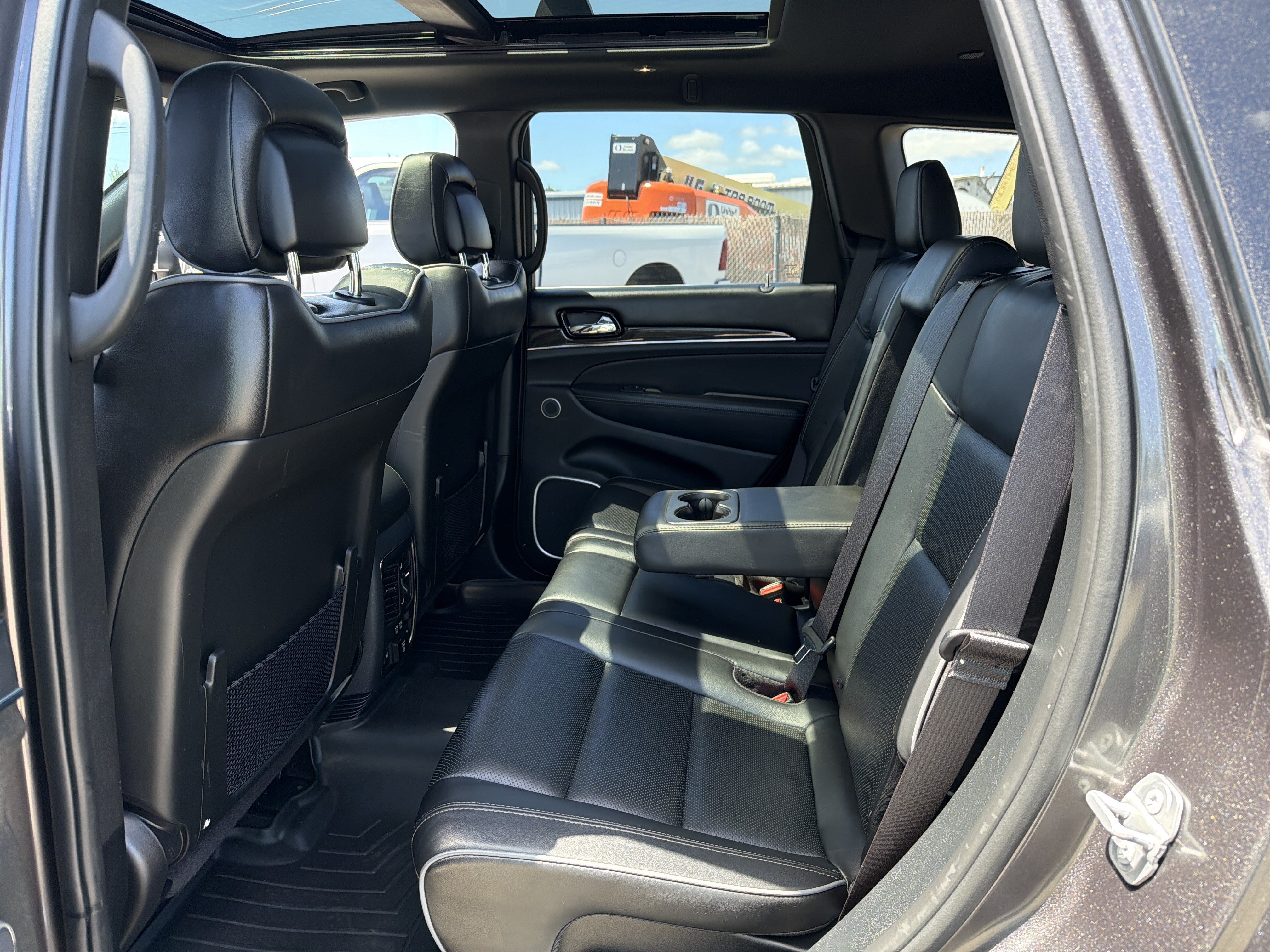 Used 2019 Jeep Grand Cherokee Overland AWD/4WD image 15