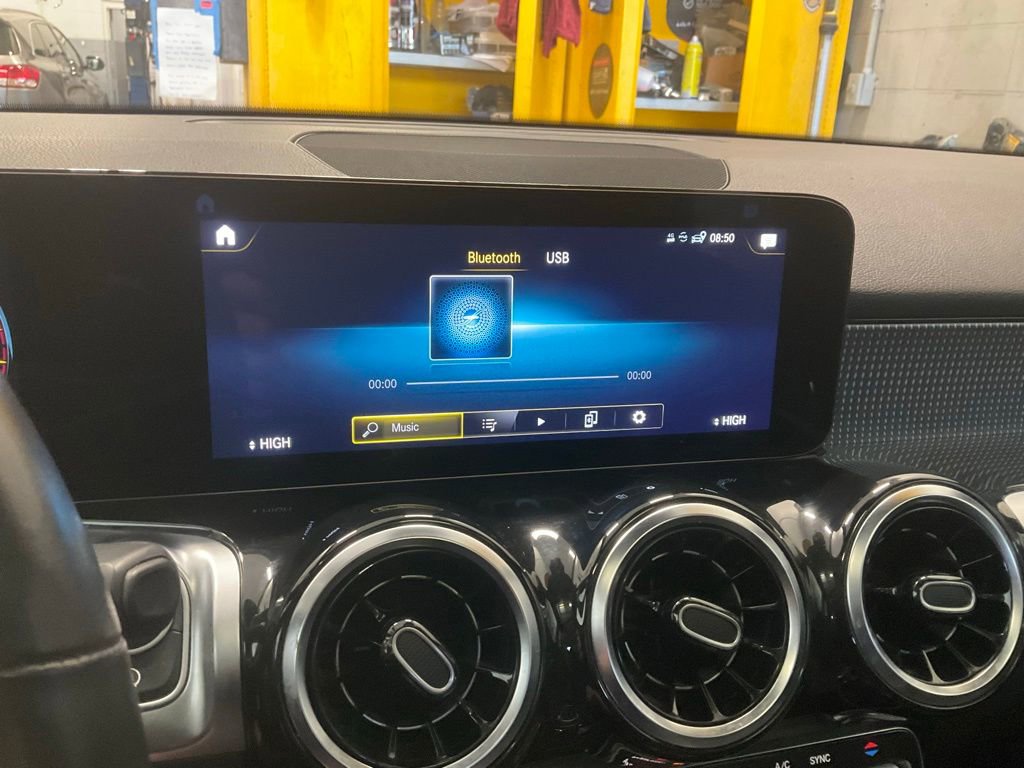 Used 2023 Mercedes-Benz GLB 250 4MATIC w/ Premium Package image 20