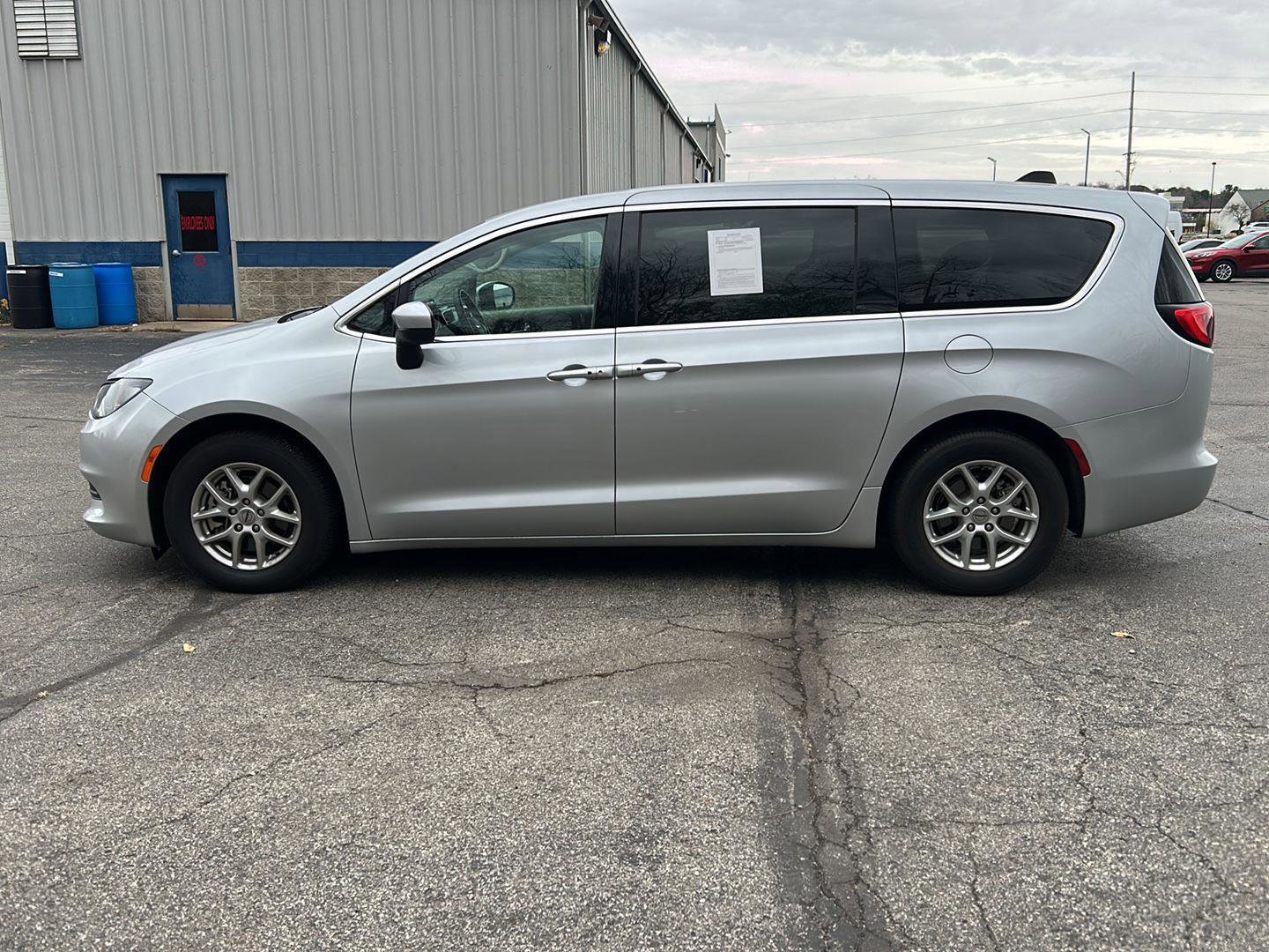 Used 2023 Chrysler Voyager LX image 27