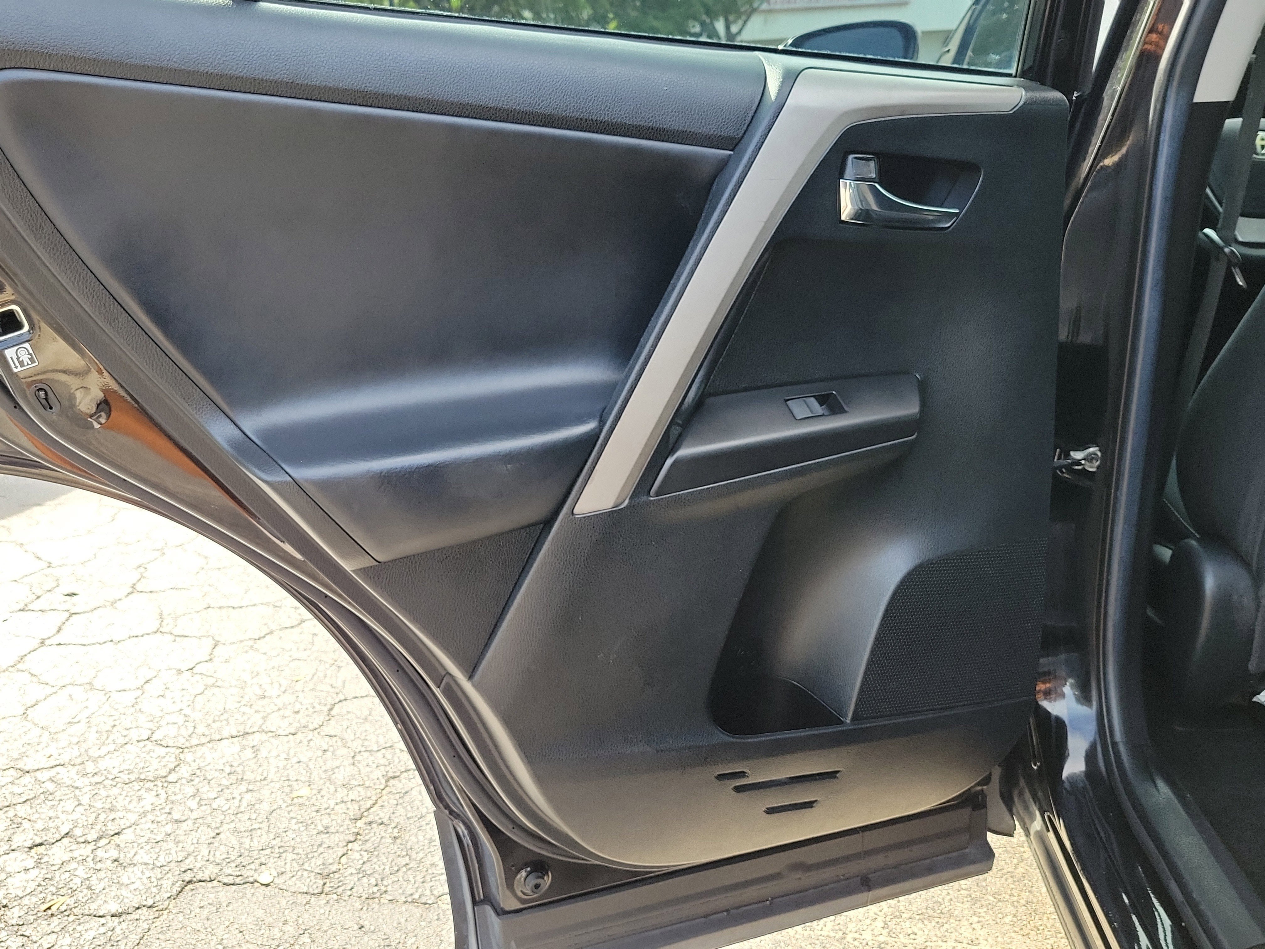 Used 2018 Toyota RAV4 XLE w/ Plus Extra Value Package FWD image 10