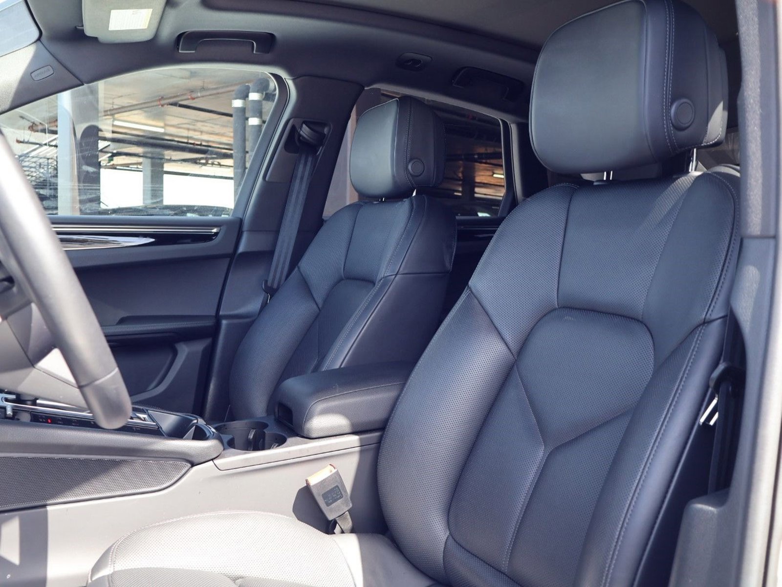 Certified 2025 Porsche Macan image 5