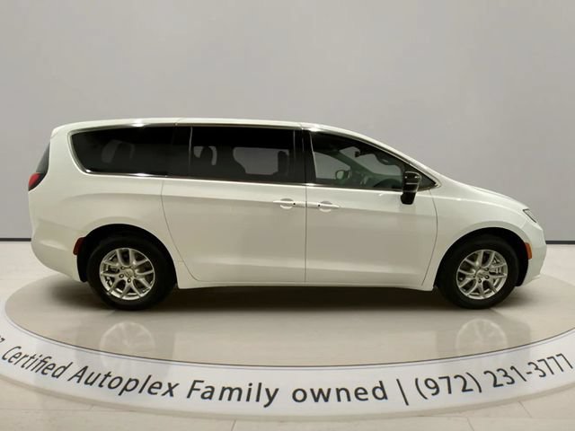 Used 2025 Chrysler Pacifica Select FWD image 6