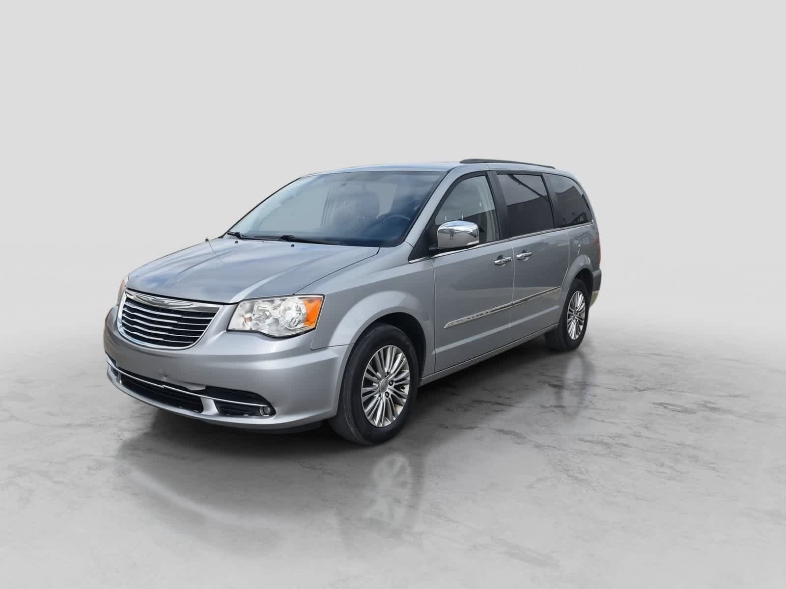 Used 2014 Chrysler Town & Country Touring-L w/ Driver Convenience Group FWD image 4