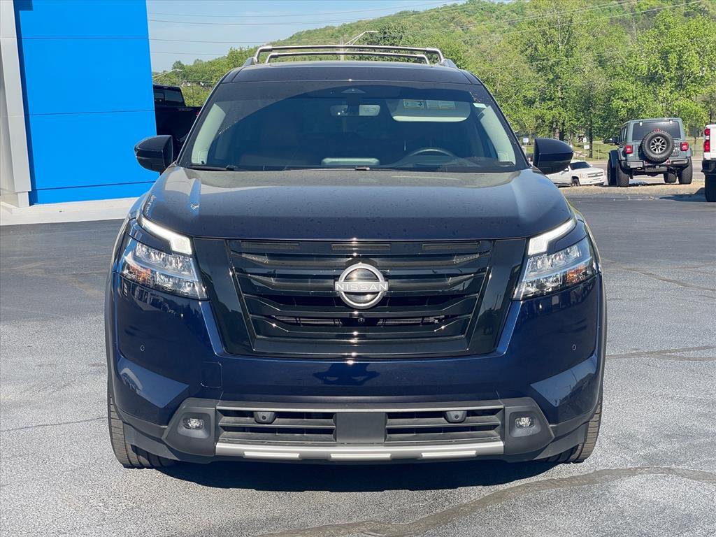Used 2023 Nissan Pathfinder Platinum image 2