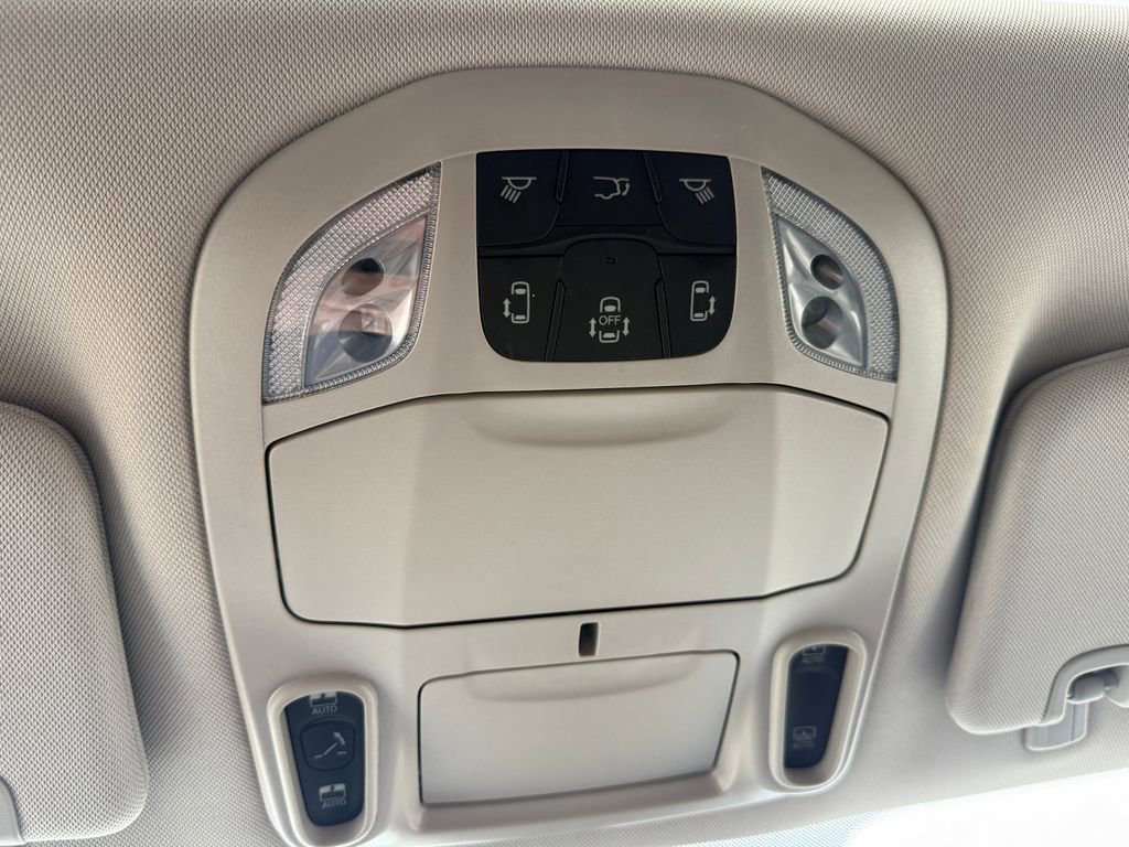Used 2023 Chrysler Pacifica Limited AWD/4WD image 36