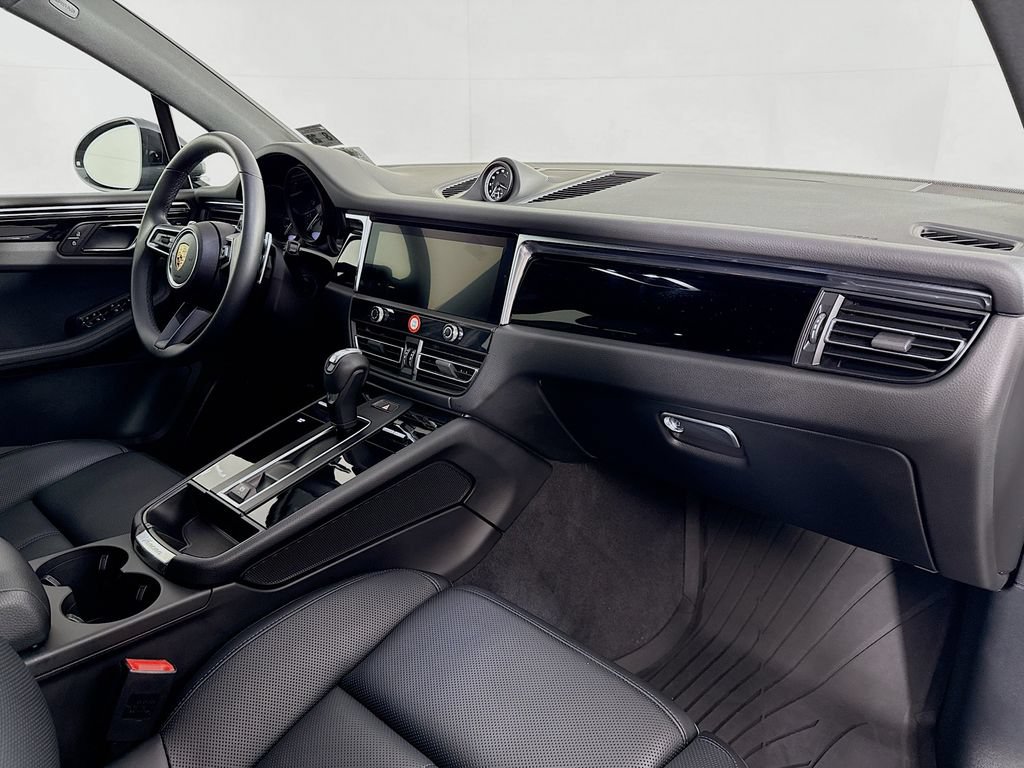 Certified 2025 Porsche Macan AWD/4WD image 31