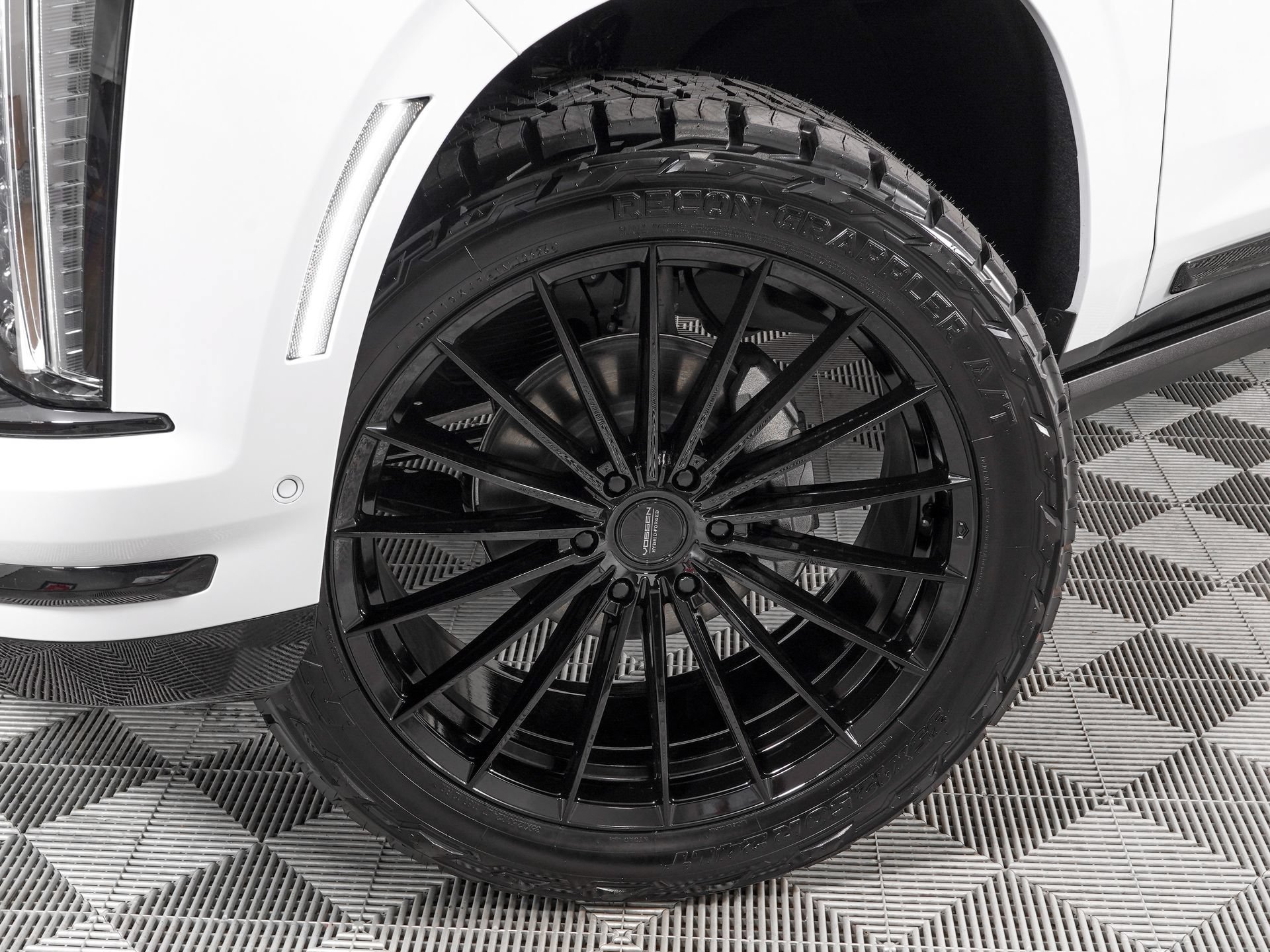Used 2026 Cadillac Escalade Platinum Luxury w/ LPO, Floor Liner Package AWD/4WD image 34