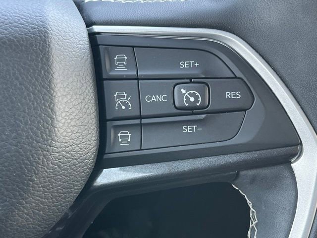 Used 2023 Jeep Grand Cherokee L Laredo AWD/4WD image 38