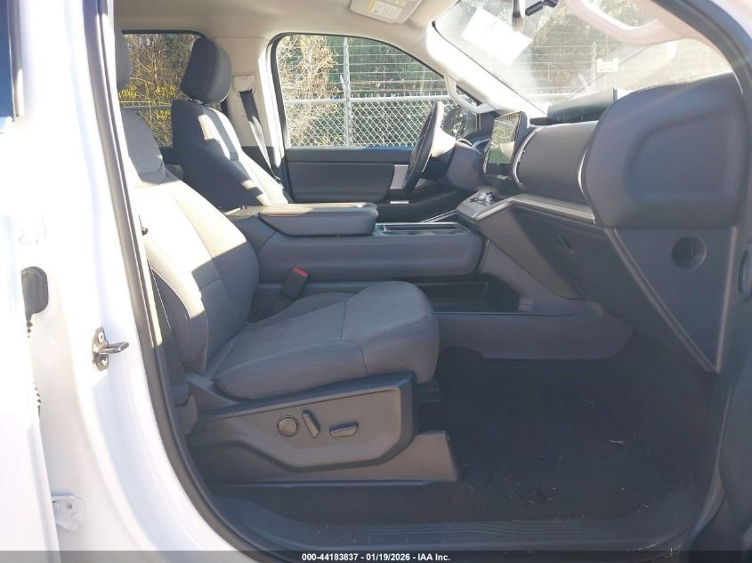 Used 2025 Ford Expedition Active image 5