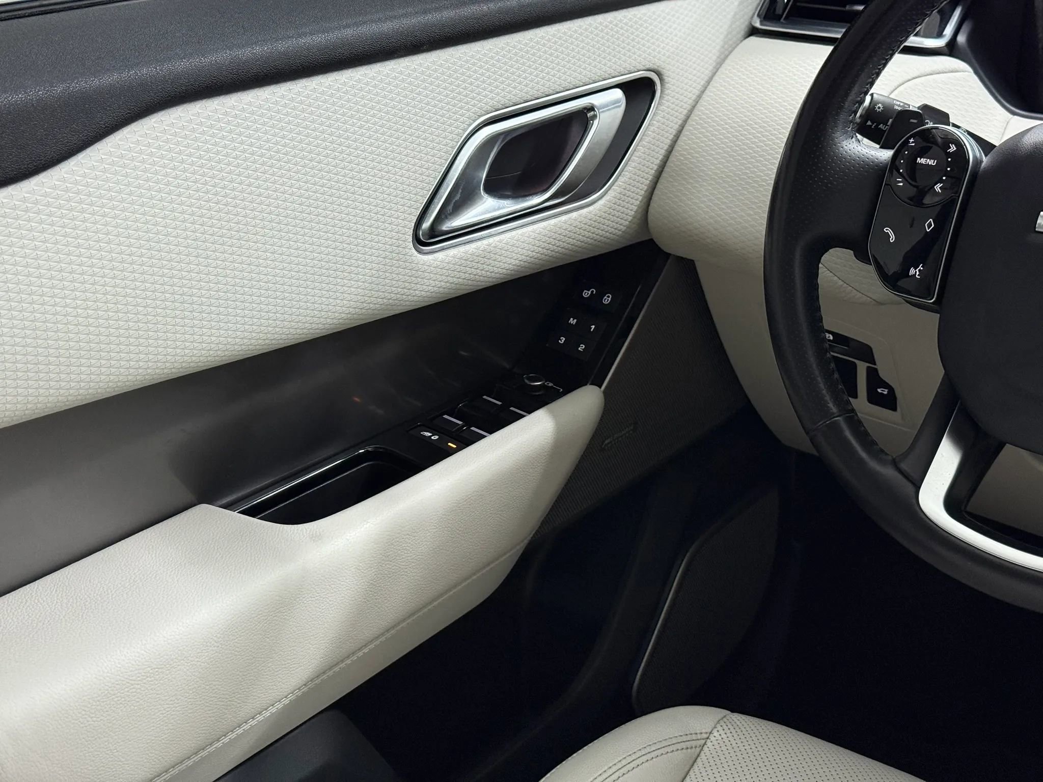 Used 2018 Land Rover Range Rover Velar R-Dynamic SE image 28