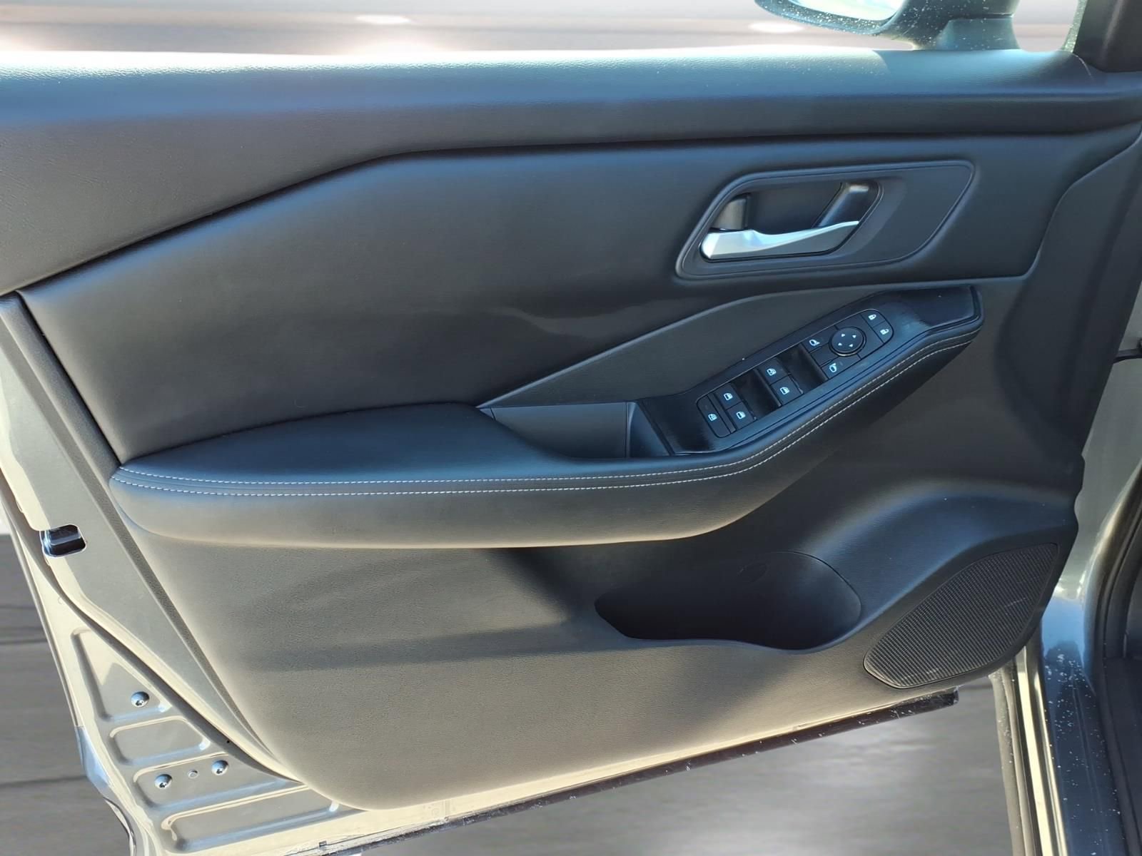 Used 2024 Nissan Rogue SV image 14