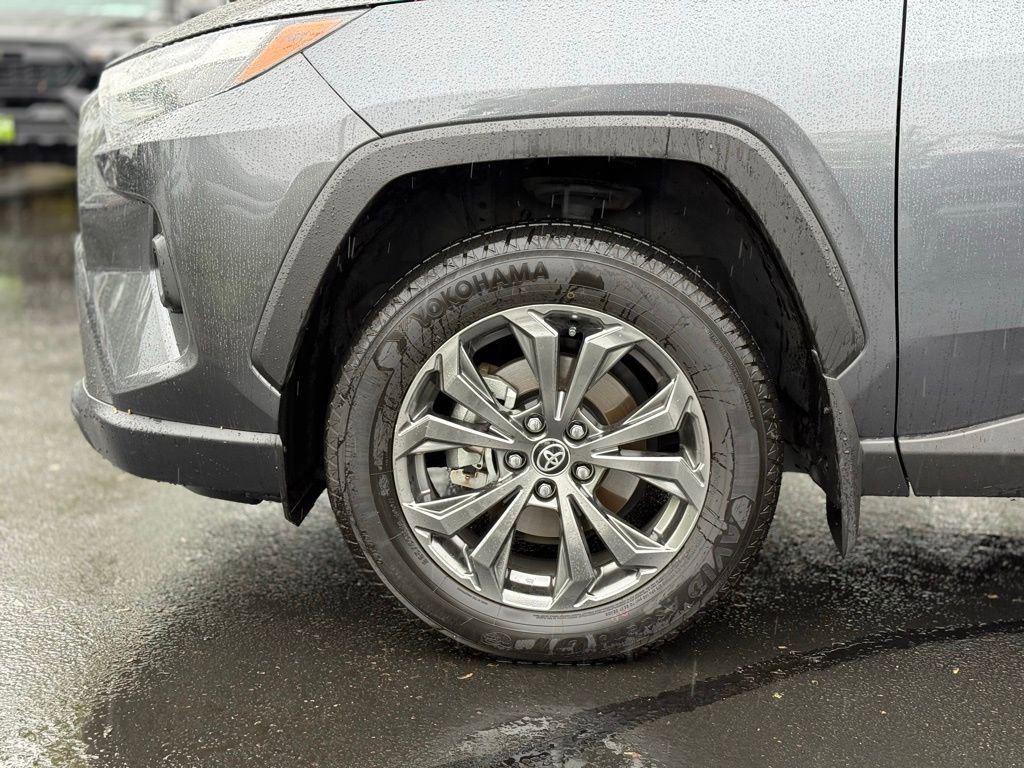 Used 2022 Toyota RAV4 XLE Premium AWD/4WD image 9