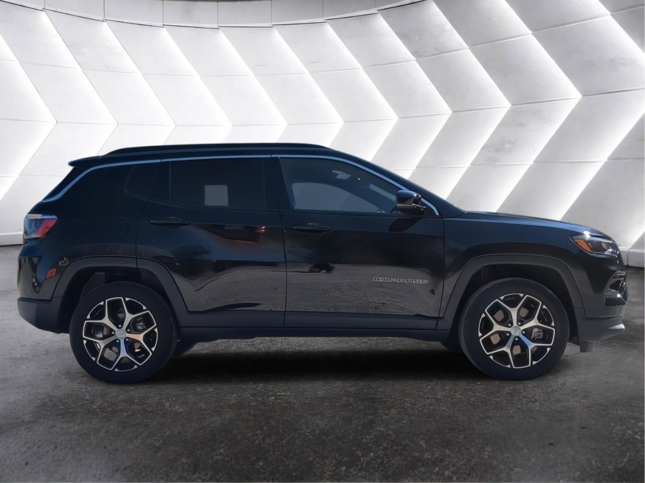 Used 2024 Jeep Compass Limited AWD/4WD image 2