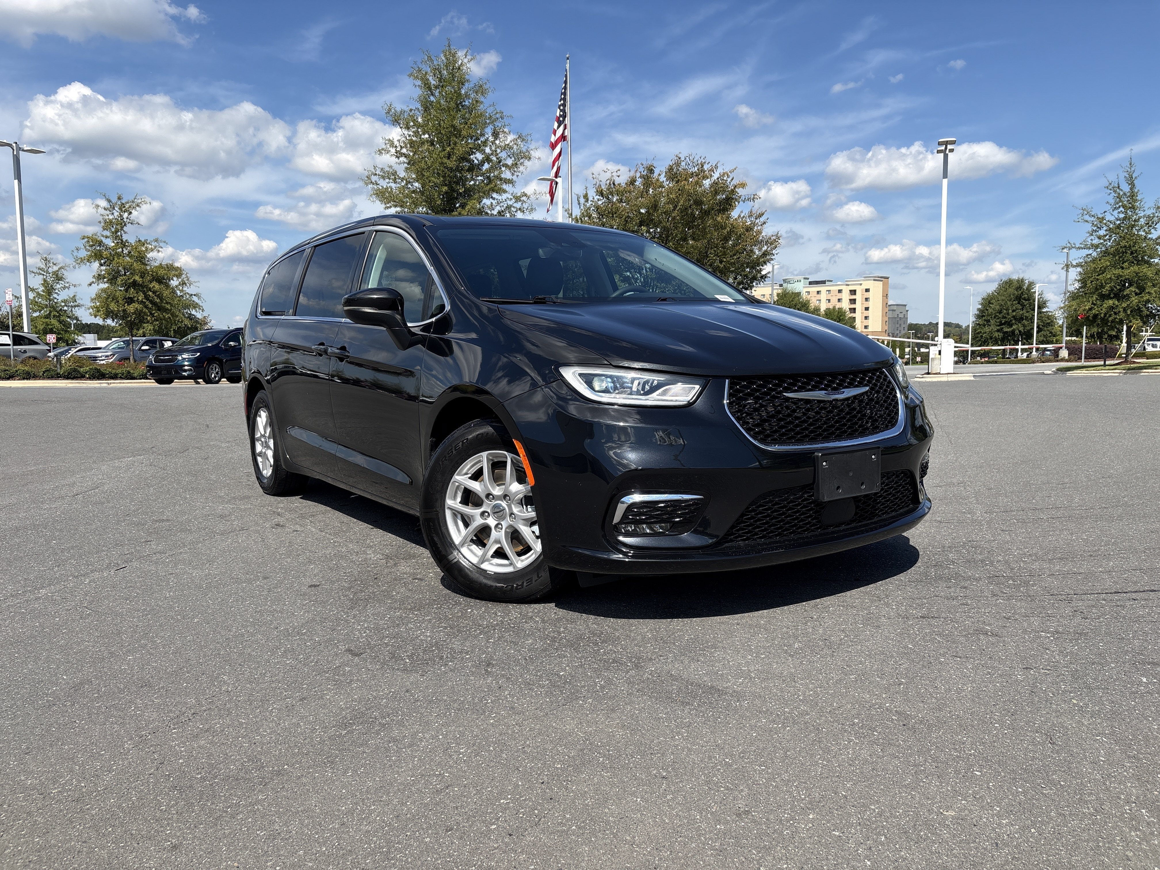 Used 2023 Chrysler Pacifica Touring-L FWD image 2
