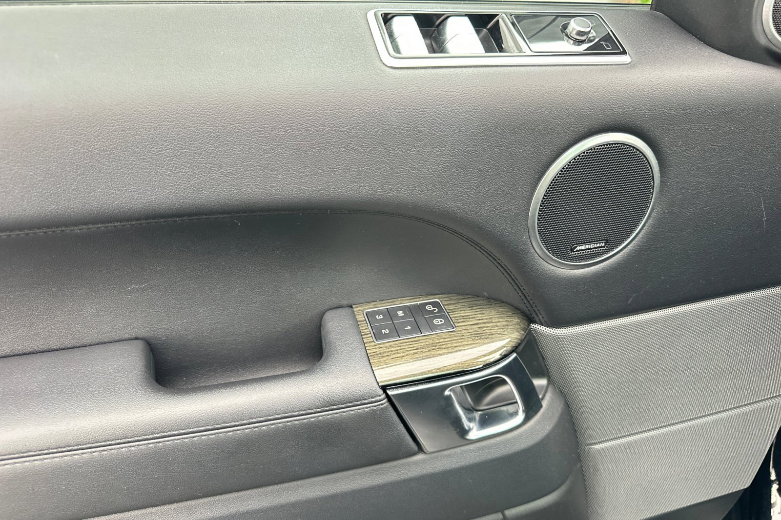 Used 2018 Land Rover Range Rover Sport SE image 10