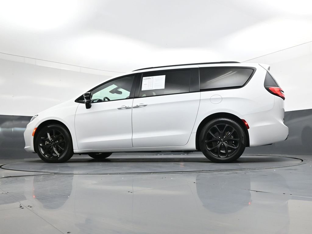 Used 2025 Chrysler Pacifica Limited image 40