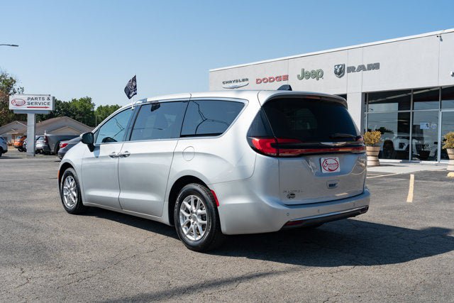 Used 2023 Chrysler Pacifica Touring-L FWD image 3