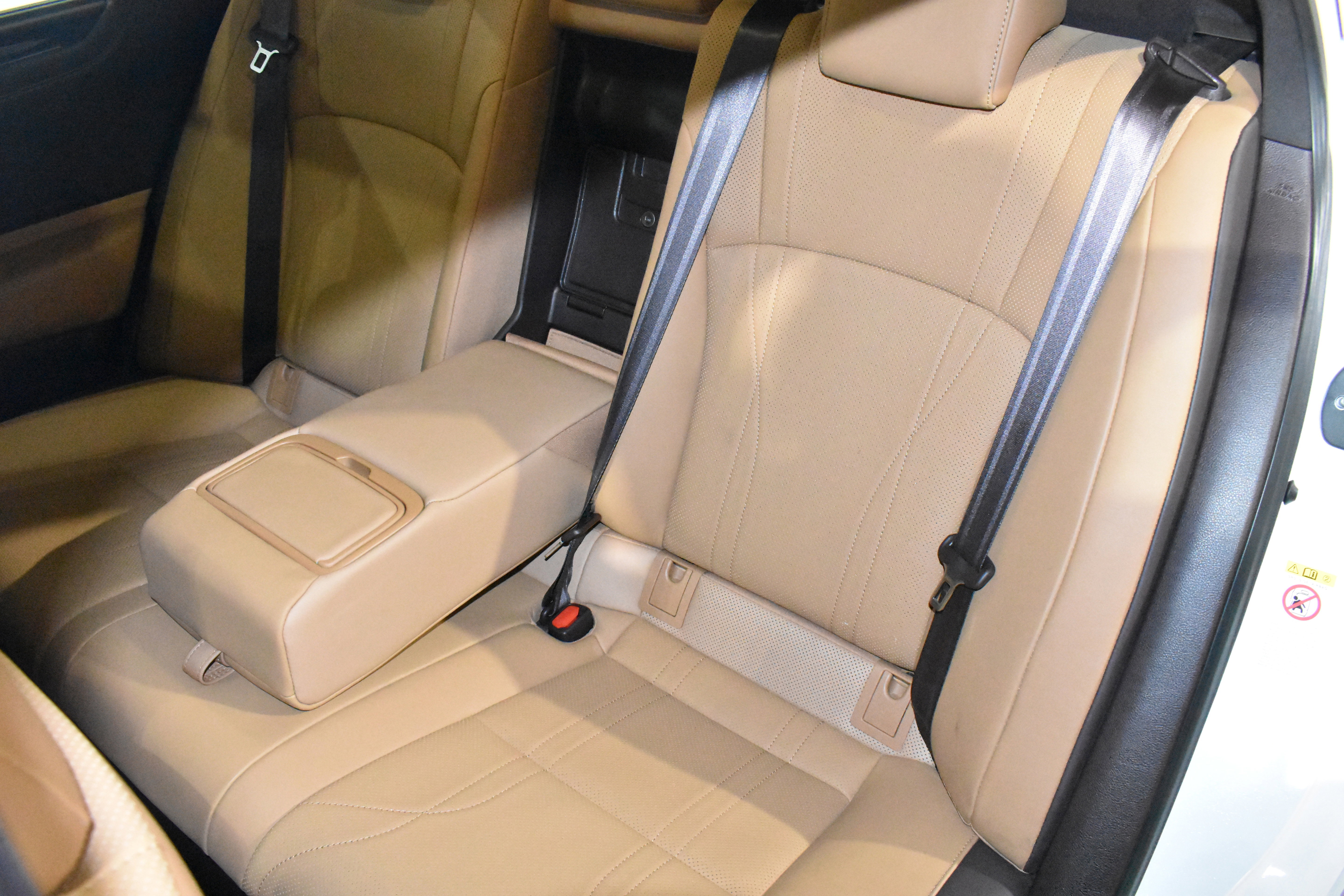 Used 2019 Lexus ES 300h Ultra Luxury w/ Accessory Package FWD image 25