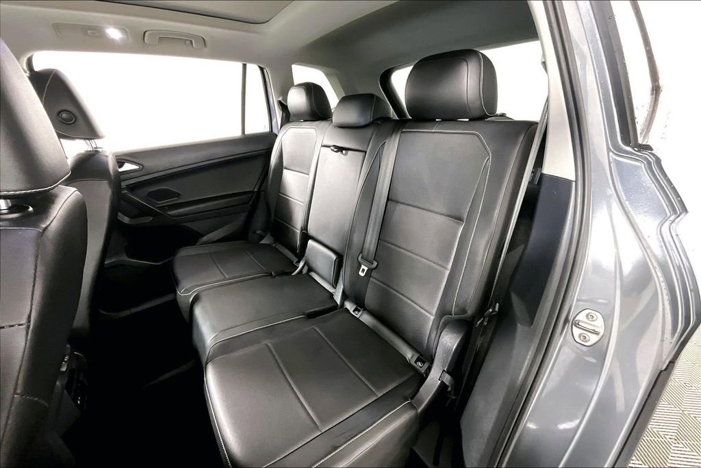 Used 2021 Volkswagen Tiguan SE w/ Panoramic Sunroof Package image 26