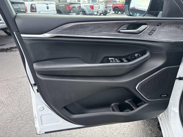 Used 2024 Jeep Grand Cherokee Overland w/ Luxury Tech Group IV AWD/4WD image 11