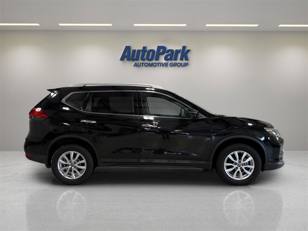 Used 2017 Nissan Rogue SV w/ Sun & Sound Touring Package image 8