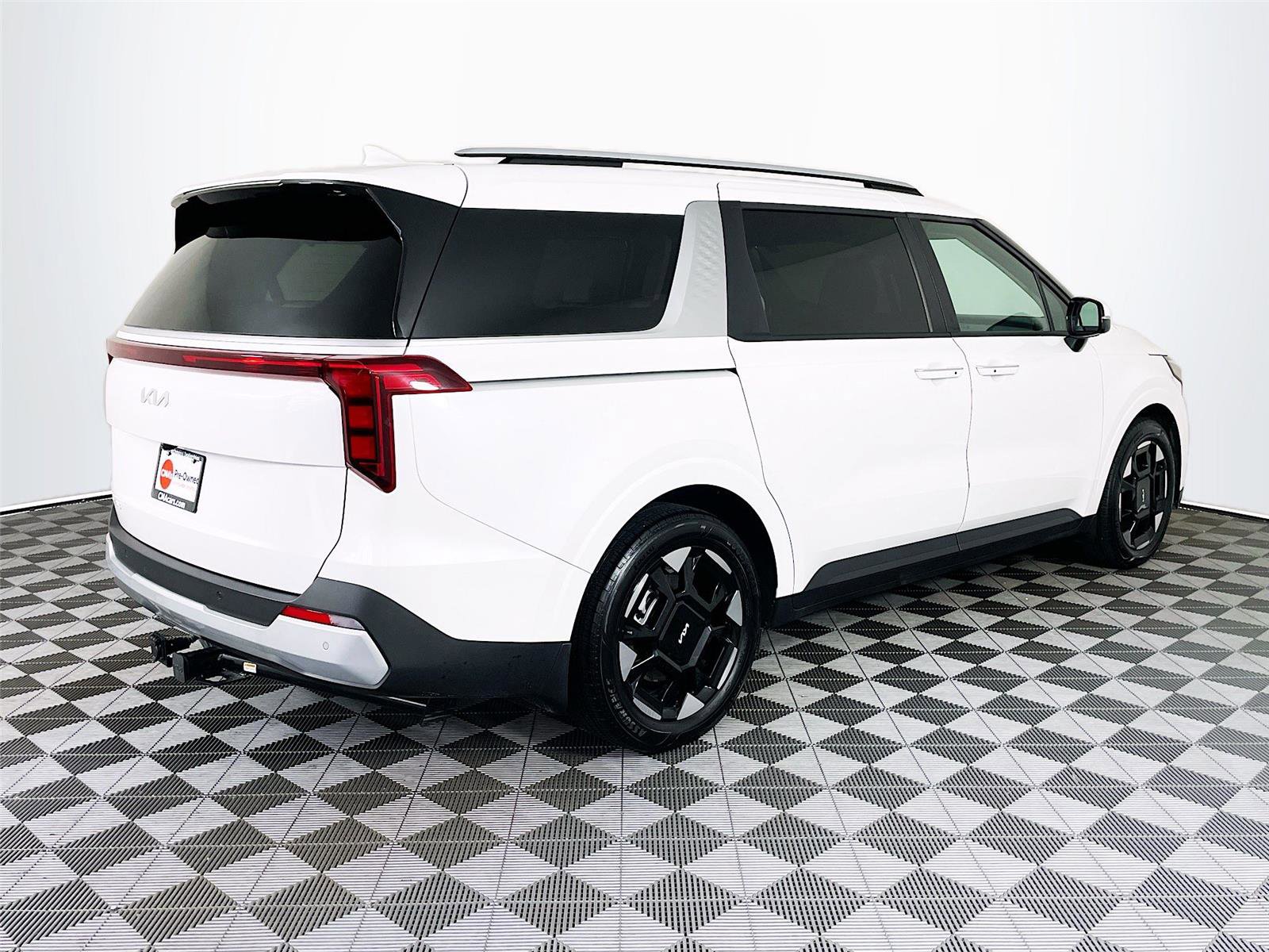 Used 2025 Kia Carnival EX image 9