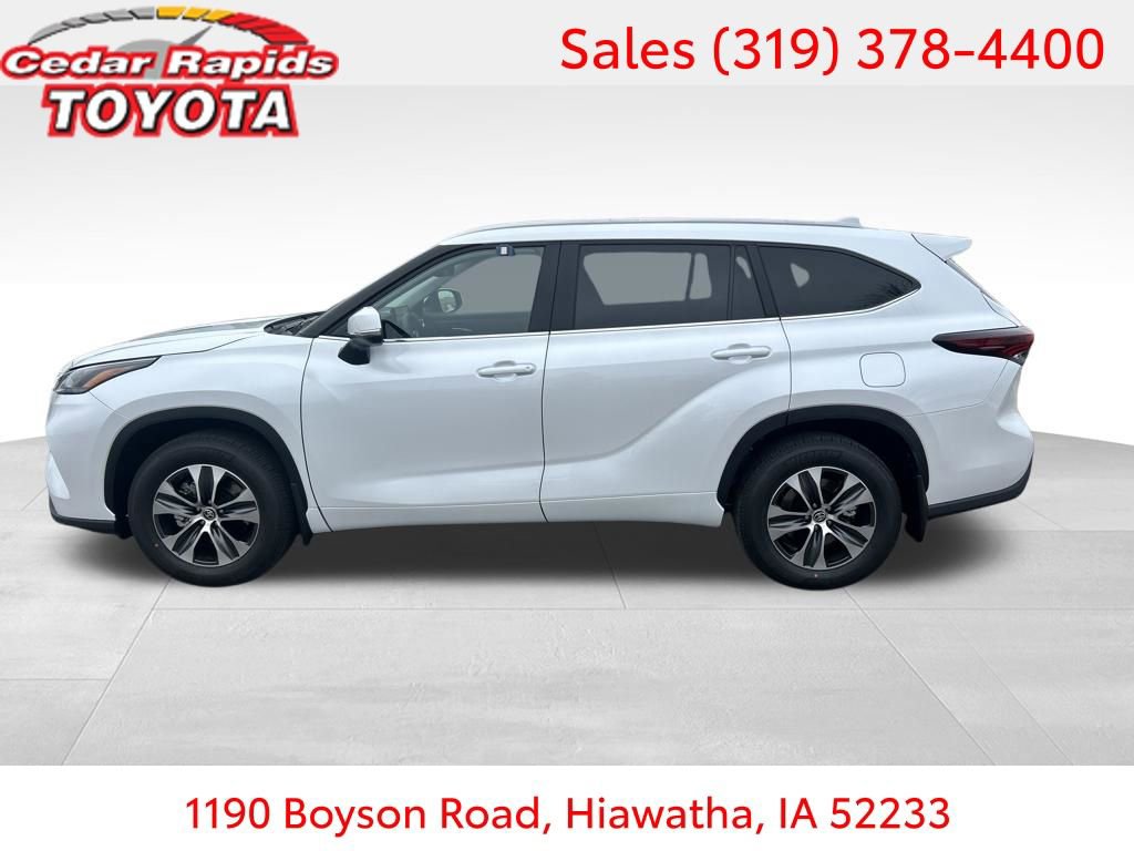 New 2026 Toyota Highlander XLE image 2