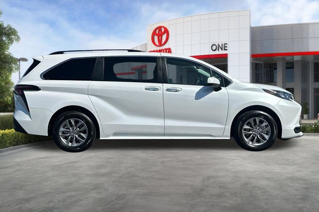 Certified 2026 Toyota Sienna XLE FWD image 3