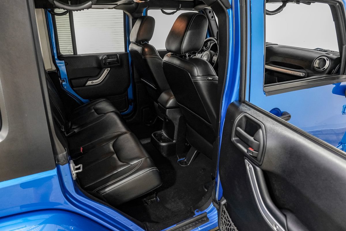 Used 2015 Jeep Wrangler Unlimited Sahara w/ Connectivity Group AWD/4WD image 32