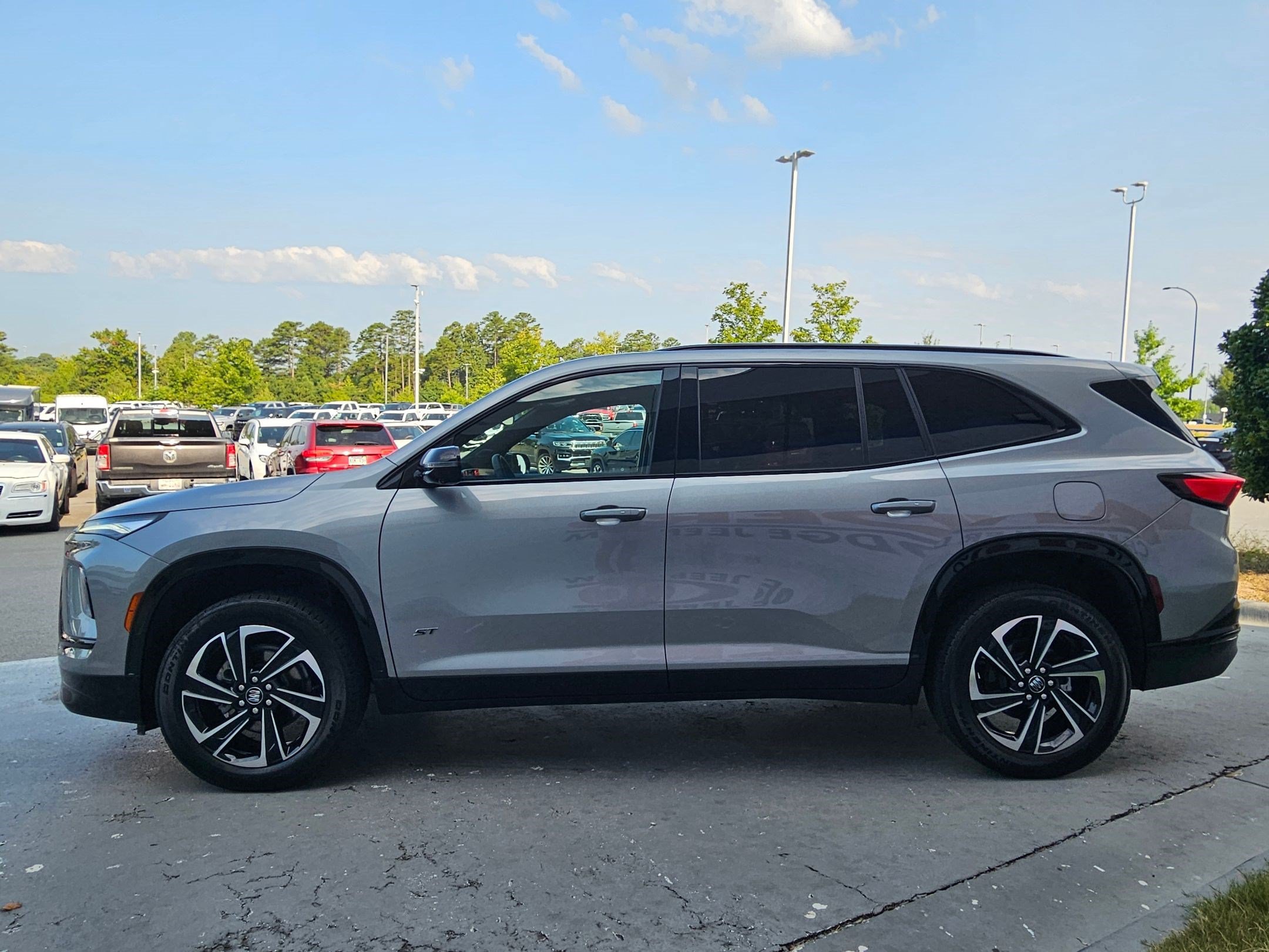 Used 2025 Buick Enclave Sport Touring w/ Power Package FWD image 4