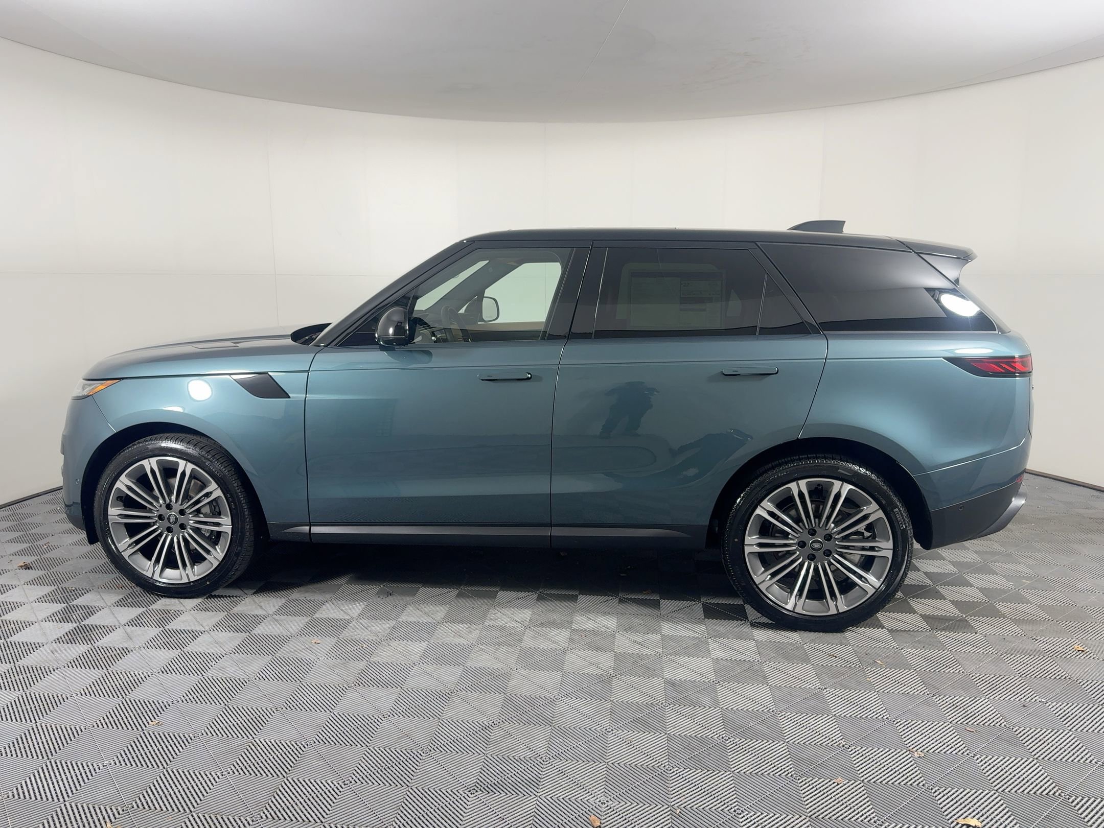 New 2025 Land Rover Range Rover Sport SE image 2