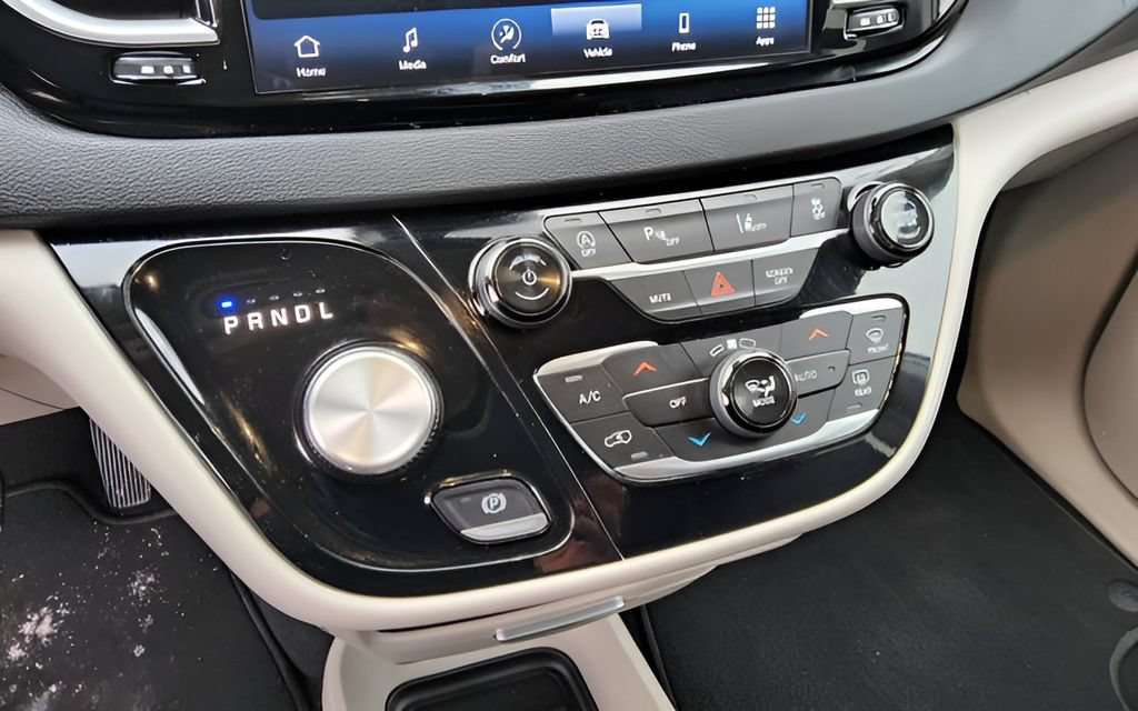 Used 2024 Chrysler Pacifica Touring-L FWD image 29