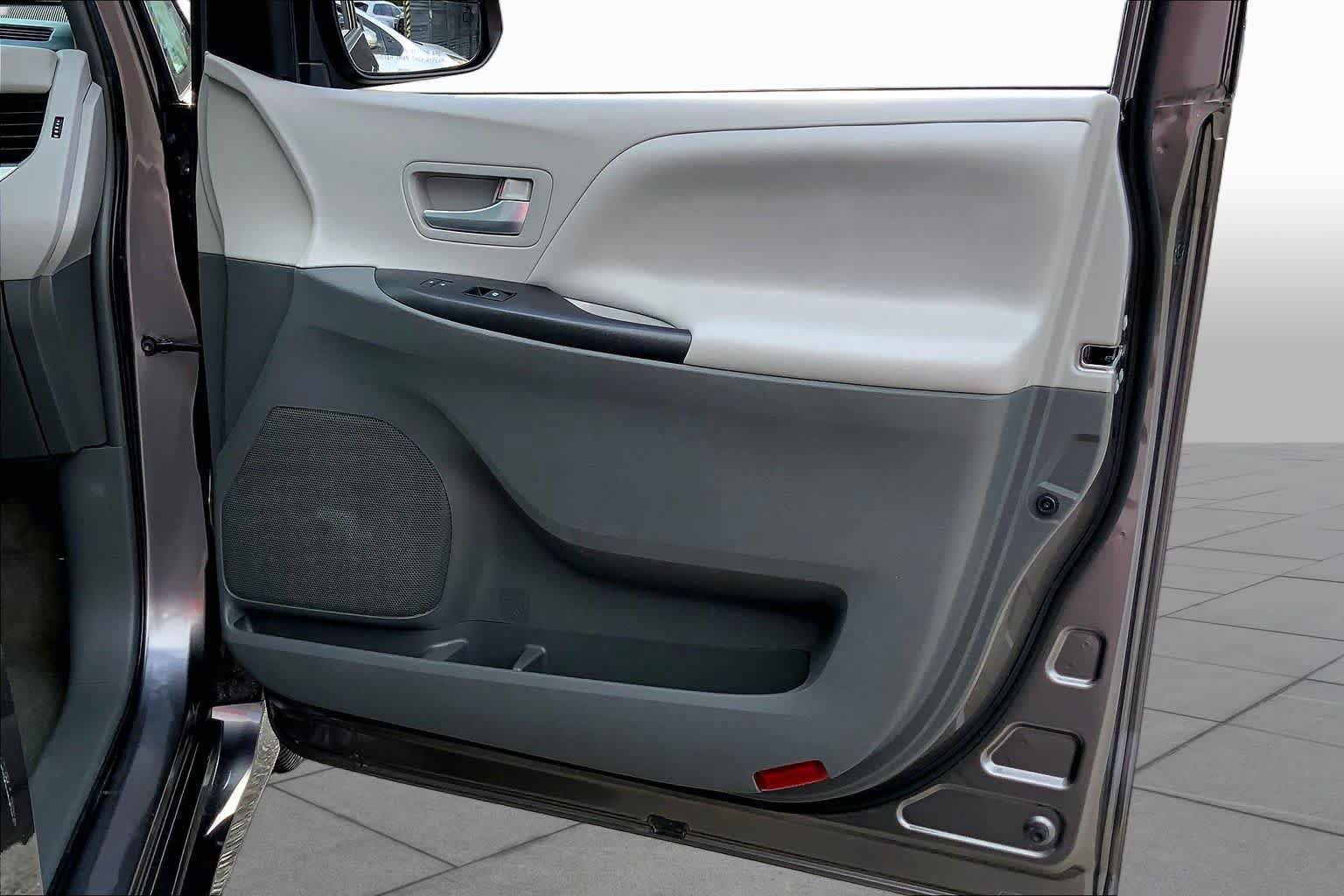 Used 2018 Toyota Sienna LE FWD image 22