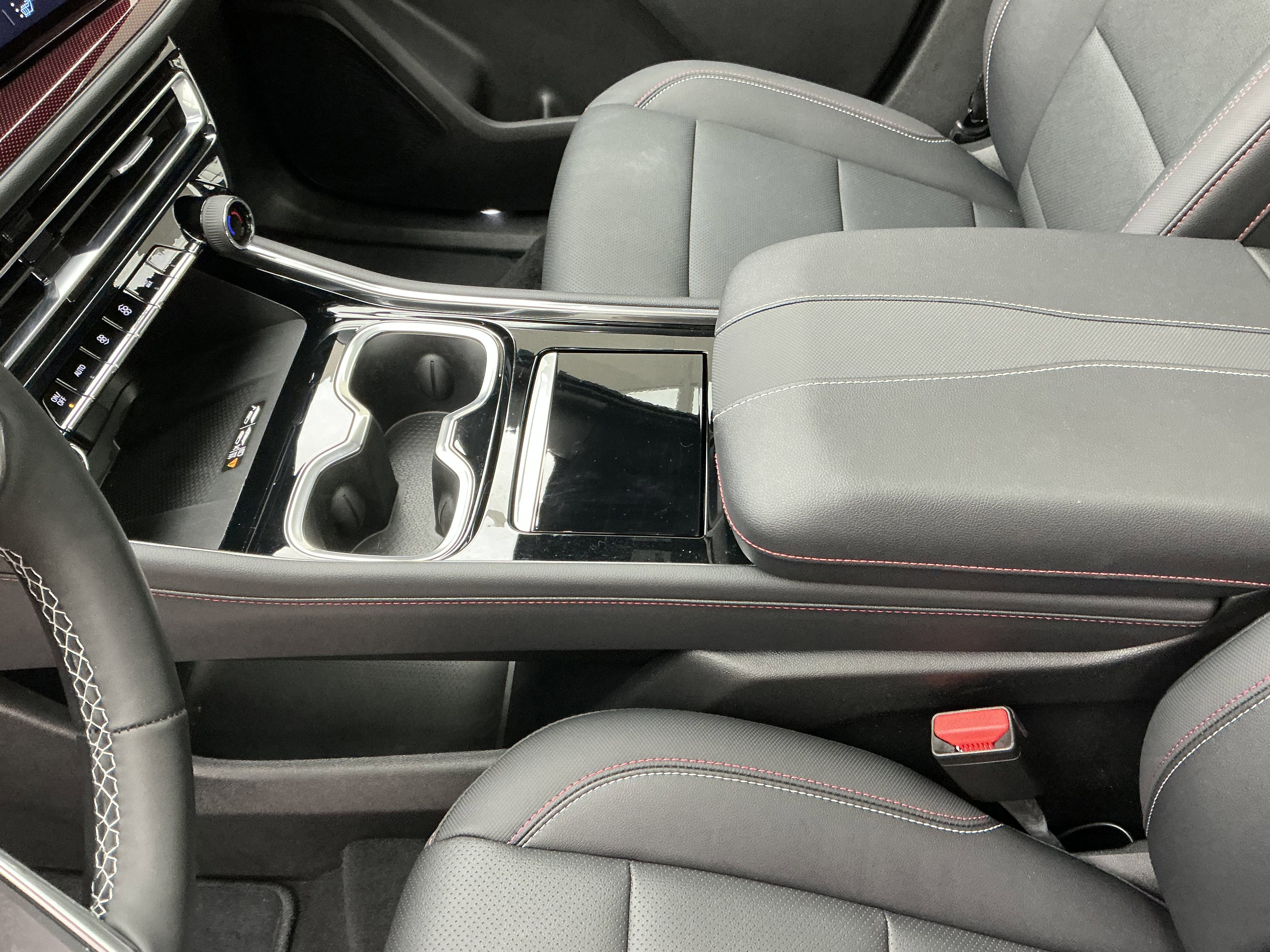 Used 2025 Chevrolet Traverse Z71 image 14