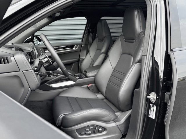 Used 2025 Porsche Cayenne Turbo image 5