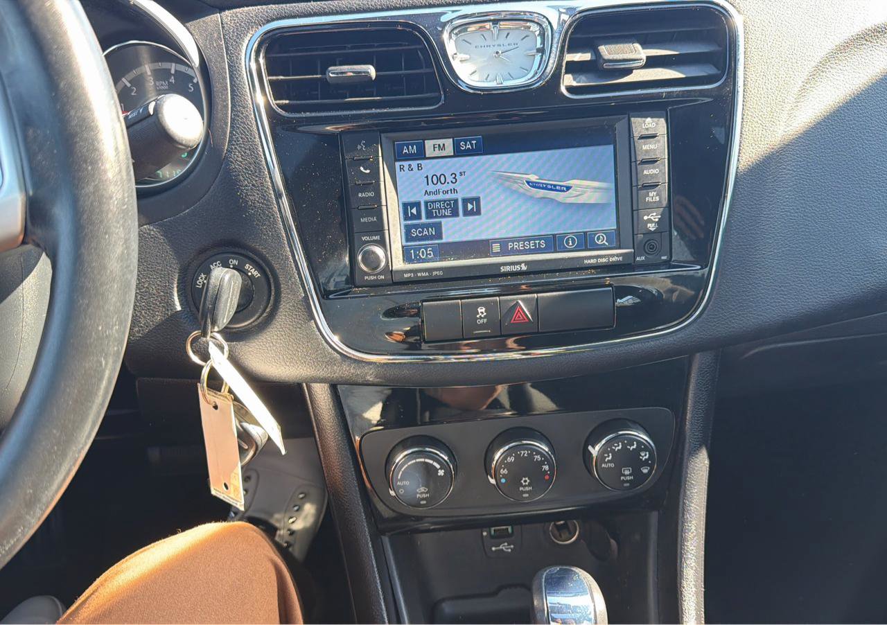 Used 2011 Chrysler 200 Touring FWD image 29
