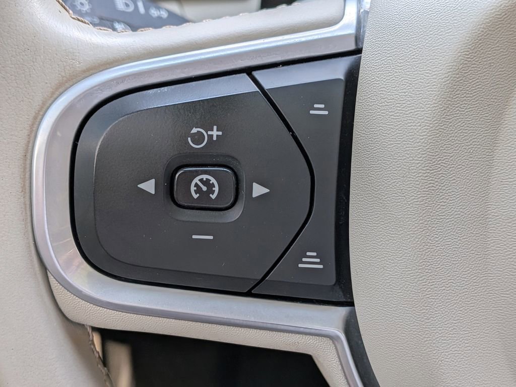 Used 2018 Volvo XC60 T5 Momentum w/ Vision Package image 27