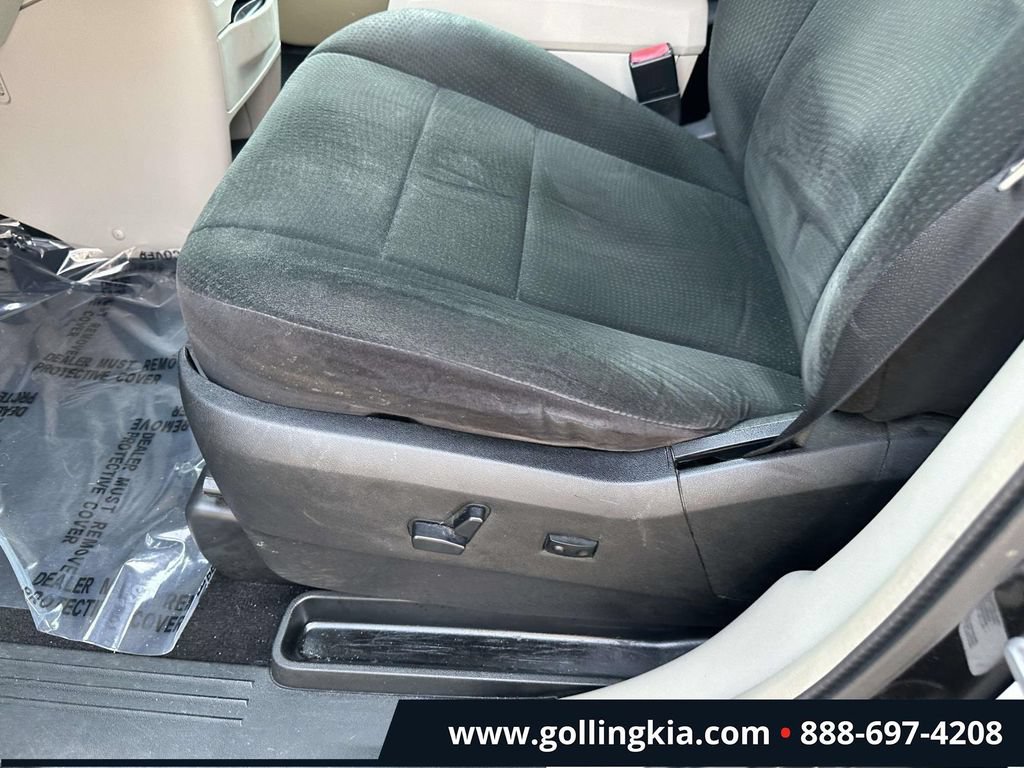 Used 2012 Chrysler Town & Country Touring FWD image 16