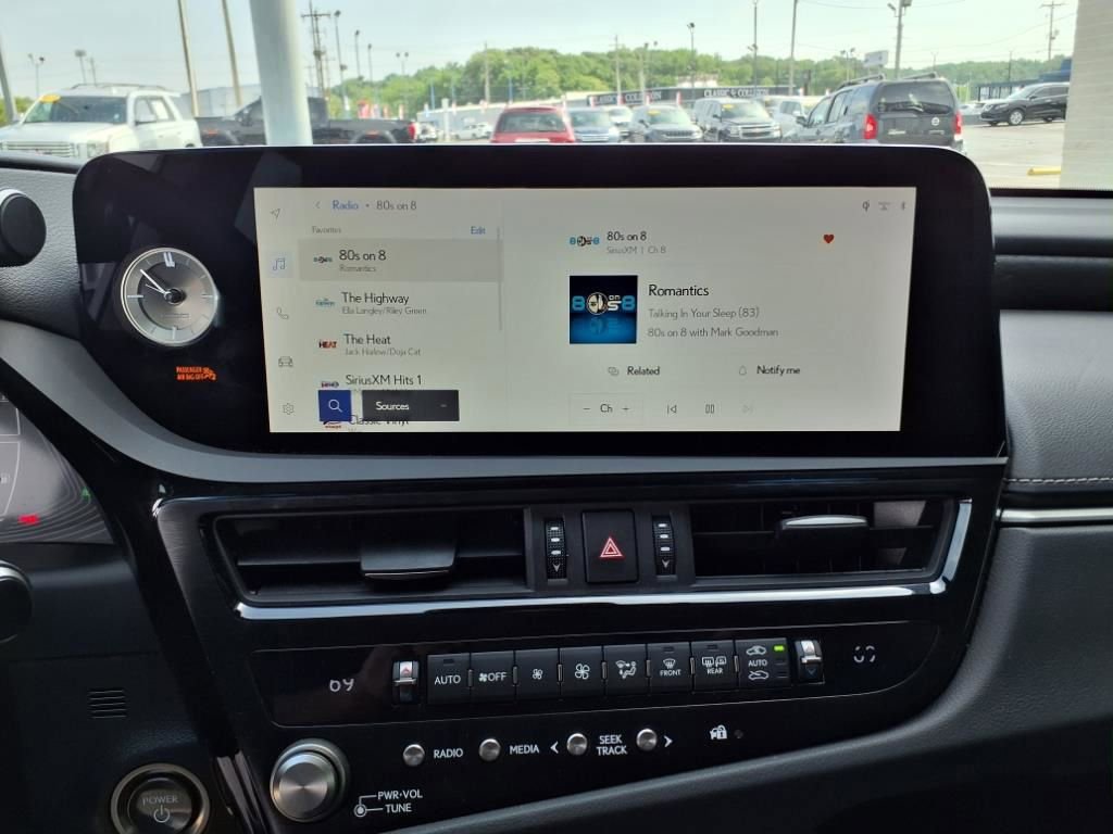 Used 2024 Lexus ES 300h w/ Luxury Package image 15