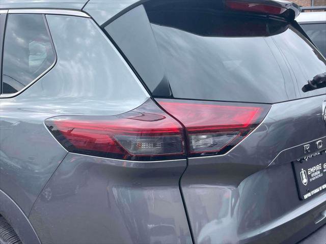 Used 2023 Nissan Rogue SV image 9