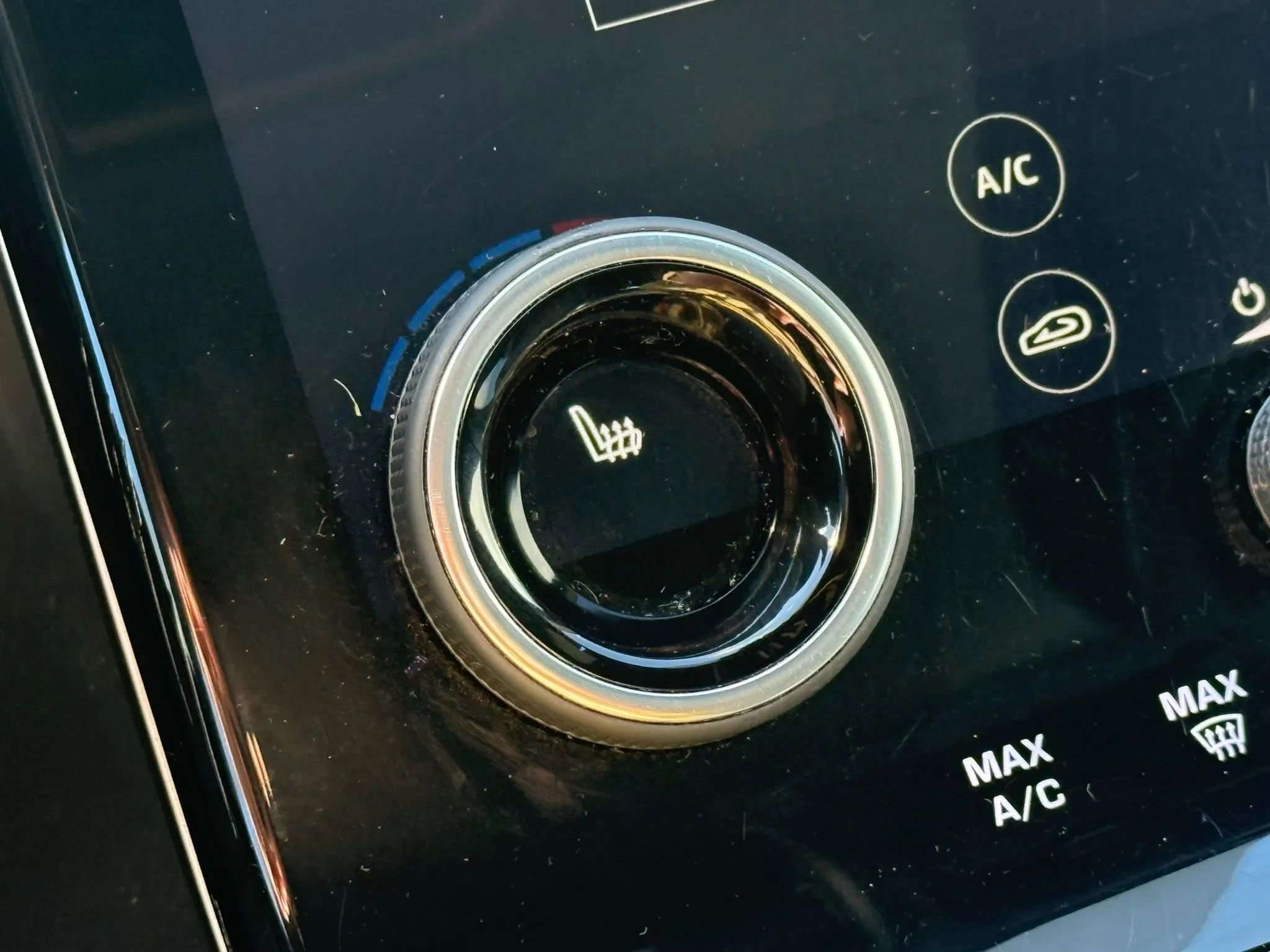 Used 2018 Land Rover Range Rover Velar R-Dynamic SE image 32